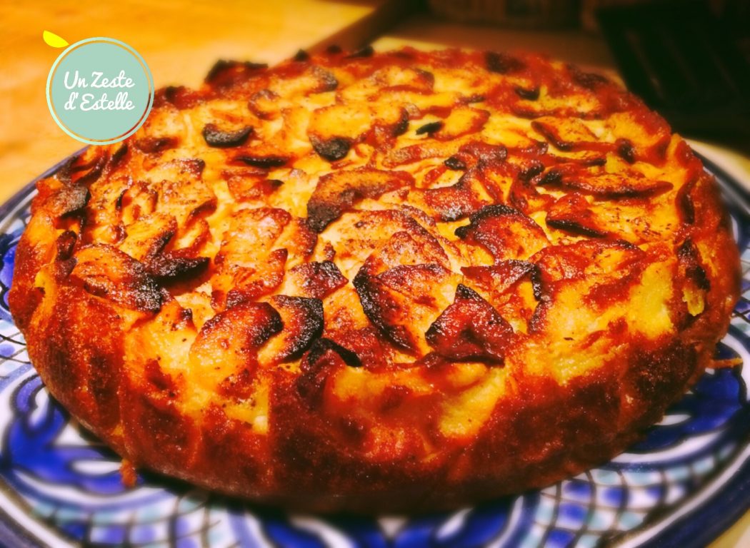 Découpez votre gâteau aux pommes Bolzano avec des ciseaux pour faire de belles parts