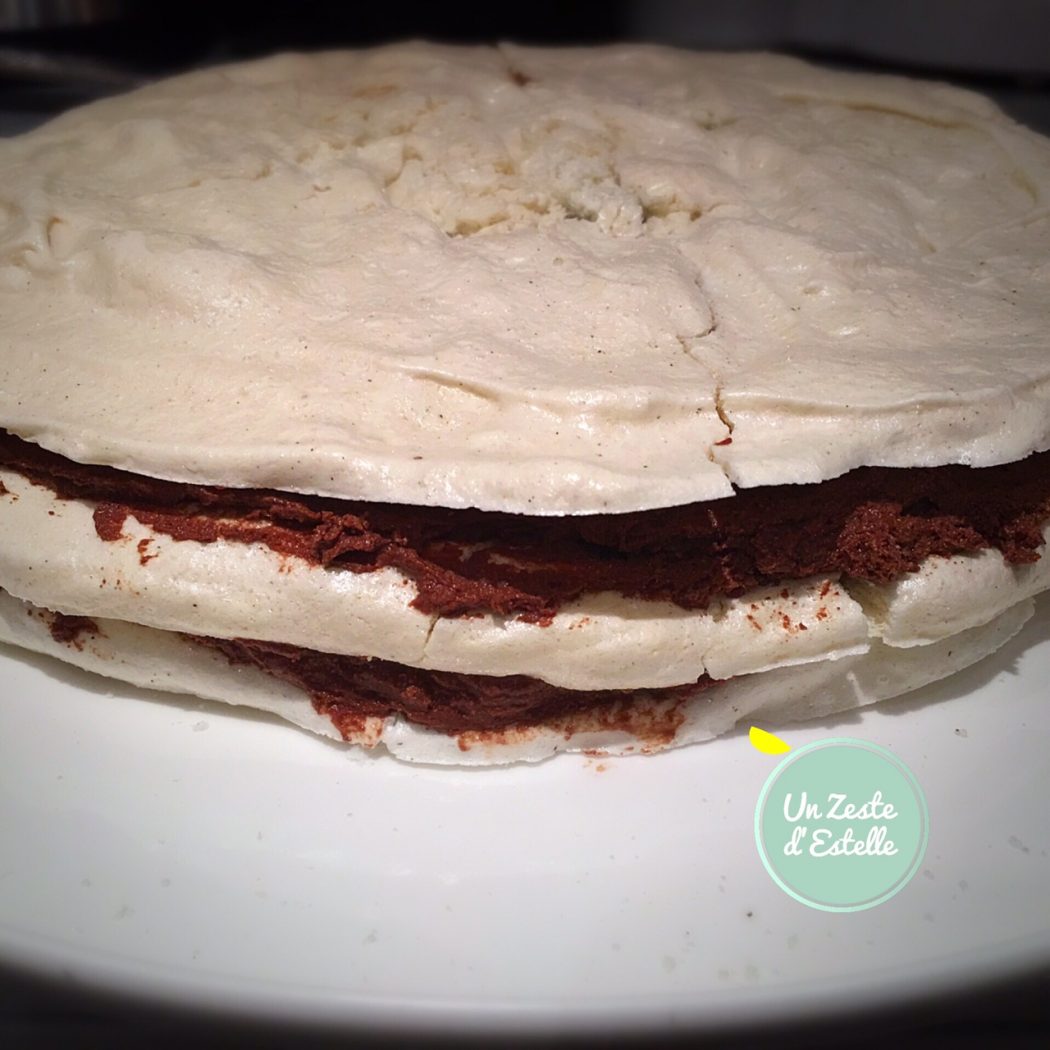 Les disques de meringue garnis de mousse au chocolat