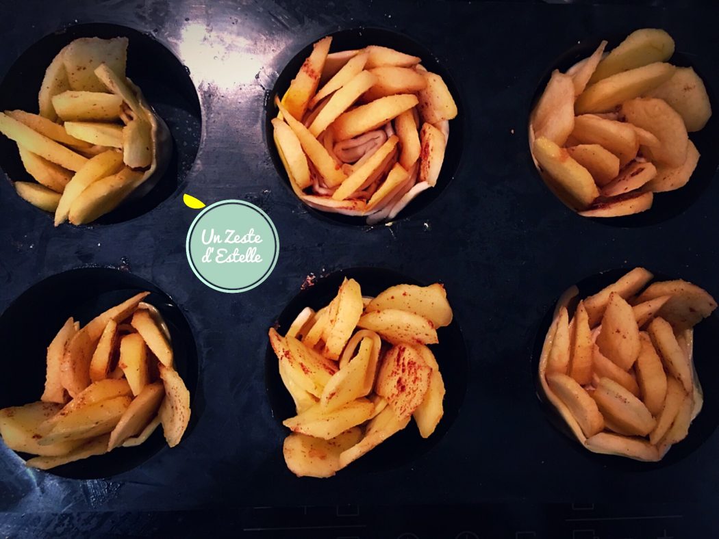 les roses feuilletées aux pommes dans leur moule