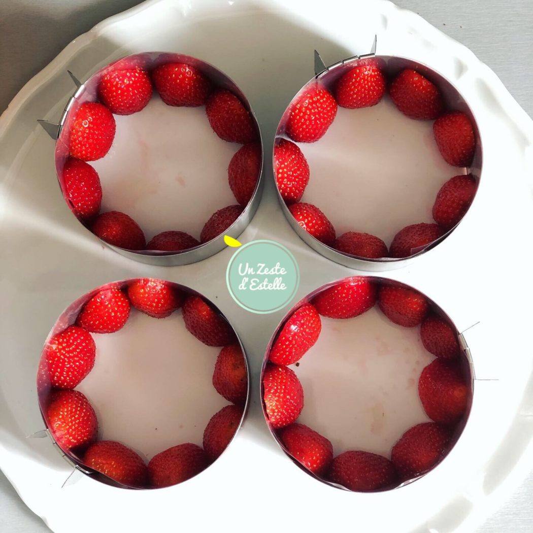 Fraisier sans lactose : chemisez les moules avec des fraises