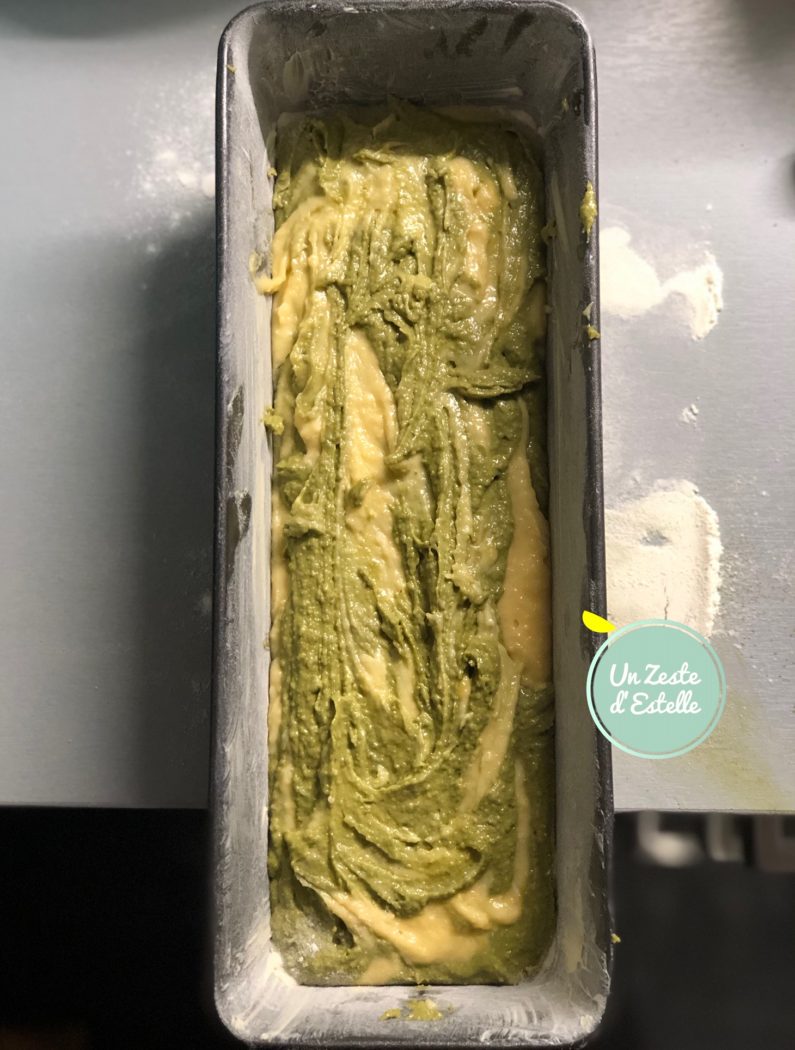 Versez sur toute la longueur une partie de la pâte au chocolat blanc, puis une cuillère de pâte au thé Matcha