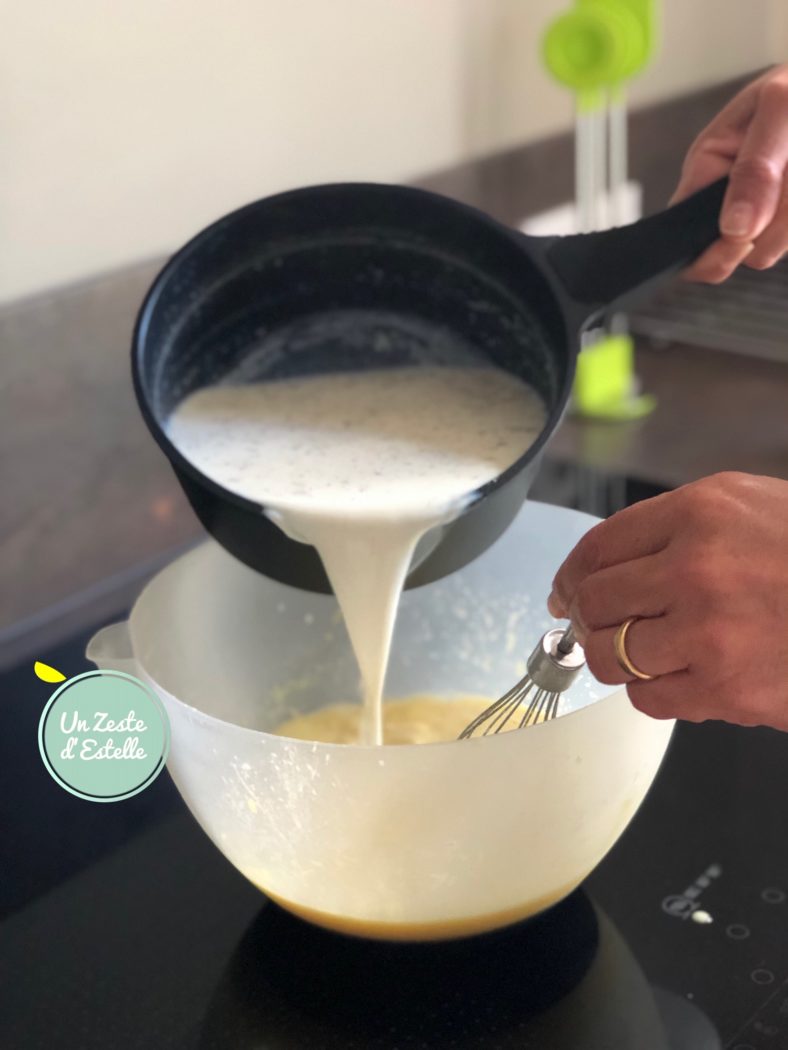 Versez ensuite doucement le lait bouillant sur le mélange des jaunes d’œufs en mélangeant bien en même temps pour que ça ne le cuise pas directement.