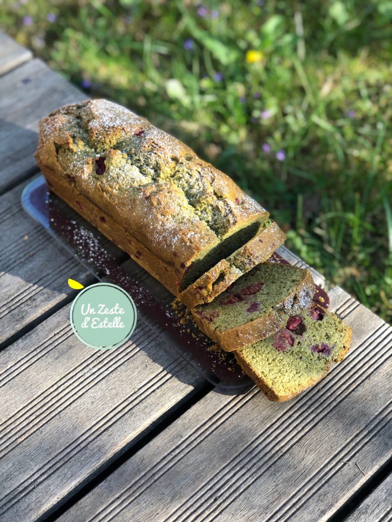 Cake au thé matcha et framboises