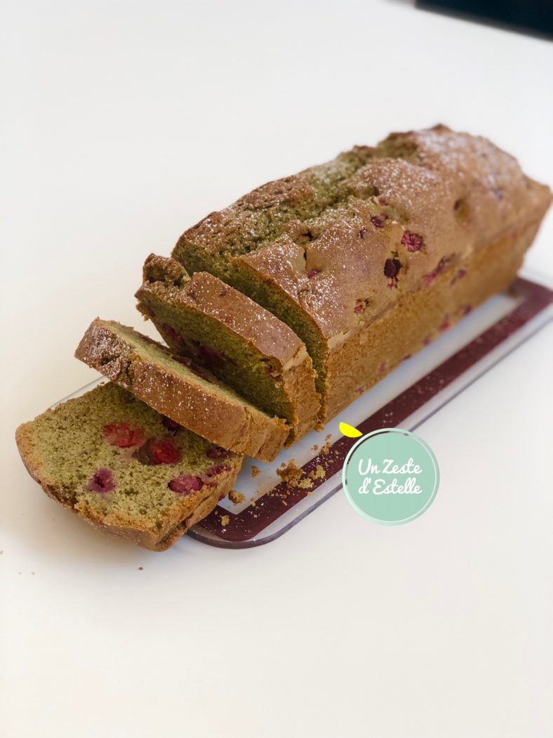 Cake au thé matcha et framboises