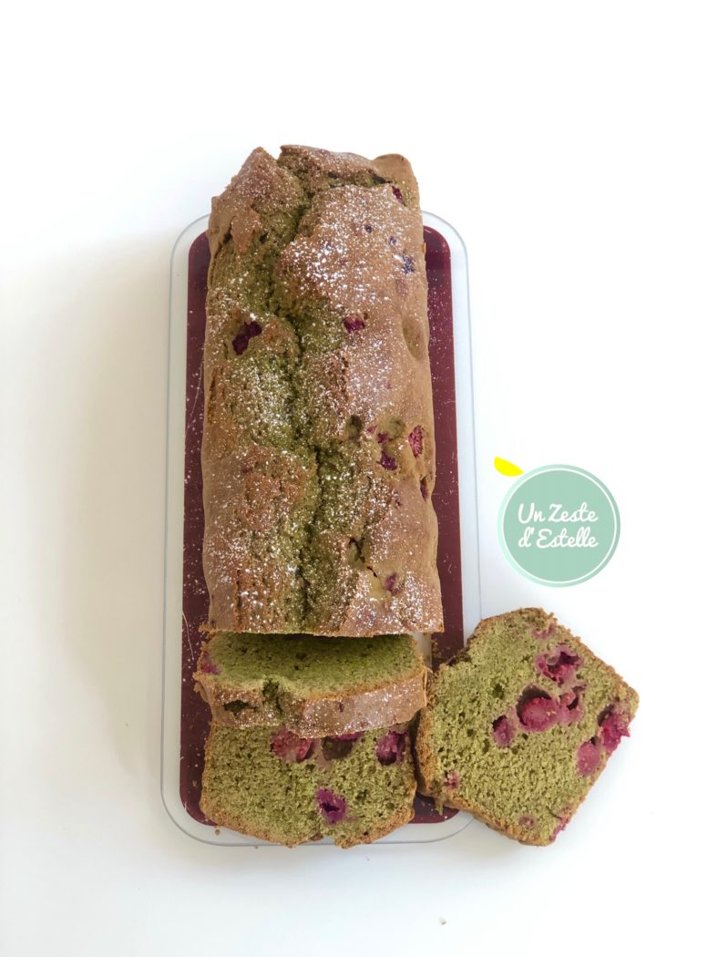 Ce cake au thé matcha et framboises se conserve très bien pendant deux jours au frigo.