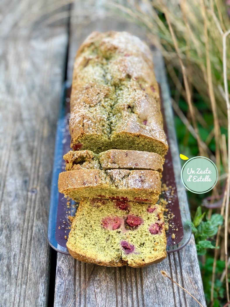 Cake au thé matcha et framboises