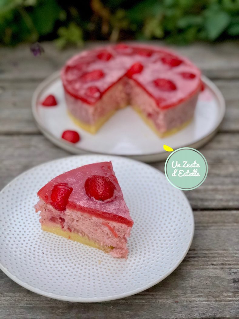 Ce bavarois fraise rhubarbe est encore plus joli découpé !