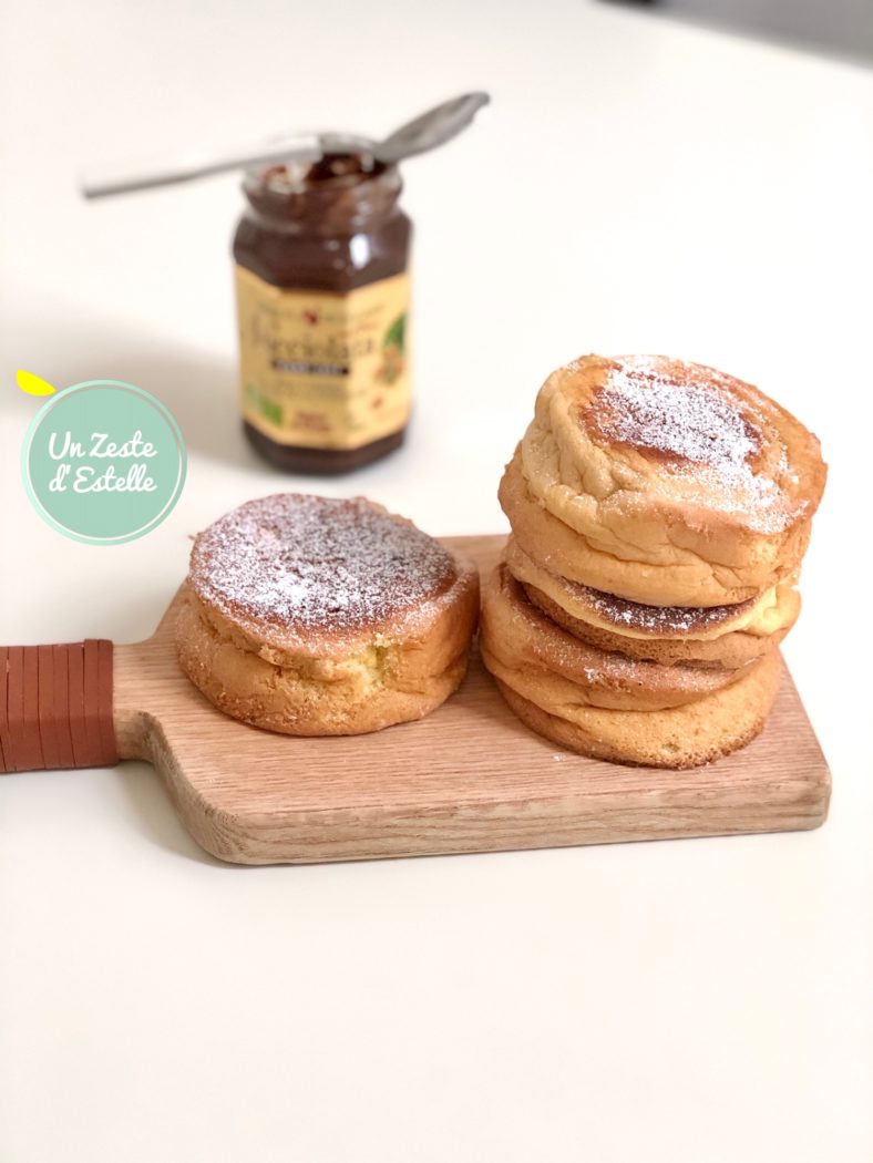Vous pouvez ajouter un peu de sucre glace sur vos fluffy pancakes pour faire joli.