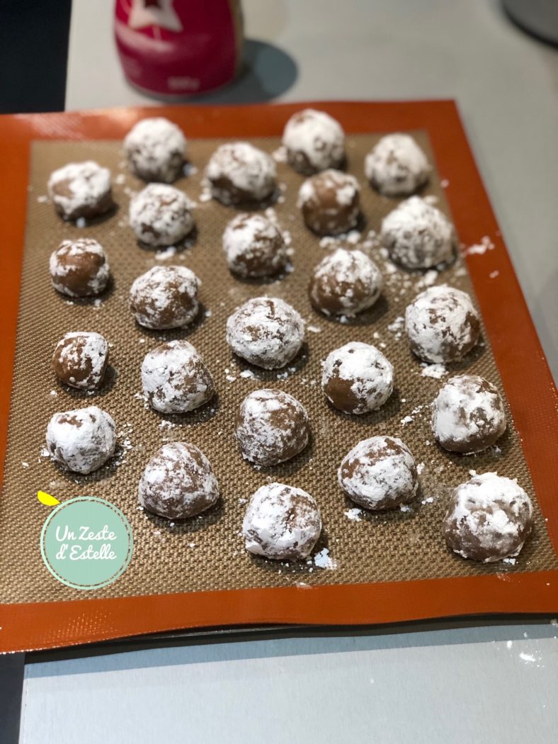 Enfournez enfin vos amaretti à la crème de marrons pour 15 minutes de cuisson à 180°.