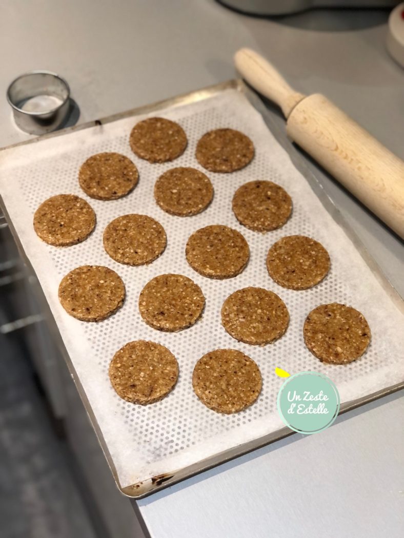 Avec un emporte-pièce de 6 cm de diamètre, découpez vos granola, et déposez-les sur une autre feuille de papier cuisson.