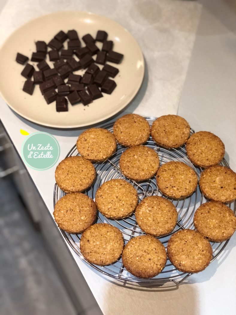 Cassez votre chocolat en morceaux dans une assiette. 