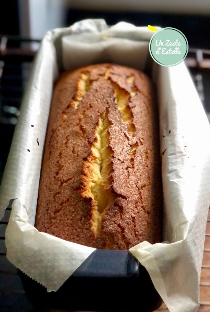 Quand votre quatre-quarts est cuit, avec une croûte bien dorée, sortez-le du four.