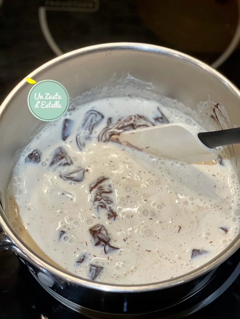 Mélangez doucement avec une spatule, le chocolat va fondre rapidement. 